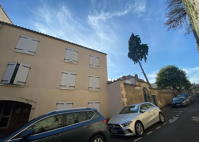 Le Girouard - City Center - Private Parking - Wifi, Netflix